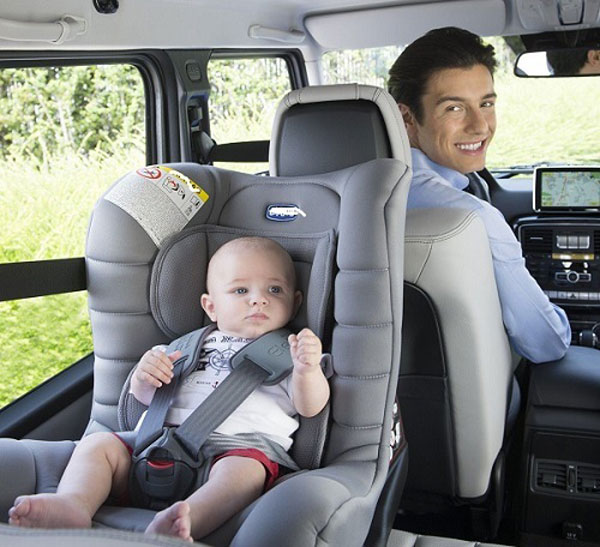 Ghế ngồi ô tô hỗ trợ ba mẹ cho những chuyến đi 