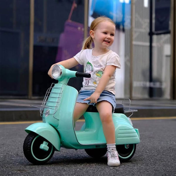Xe máy điện trẻ em với thiết kế giống xe người lớn nhưng kích thước nhỏ hơn