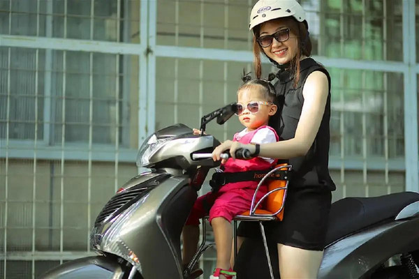 Vì sao nên sử dụng ghế ngồi xe máy Lead cho bé?